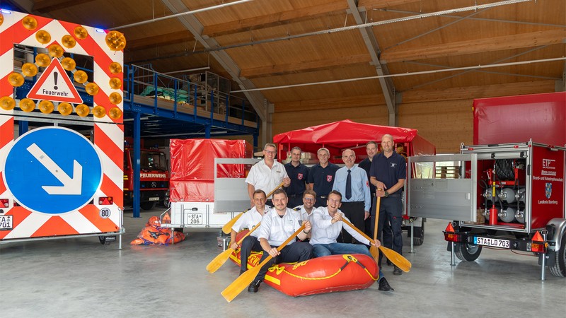 Landkreis Starnberg rüstet Feuerwehren mit fünf neuen Anhängern und Spezialtechnik aus Landkreis Starnberg rüstet Feuerwehren mit fünf neuen Anhängern und Spezialtechnik aus