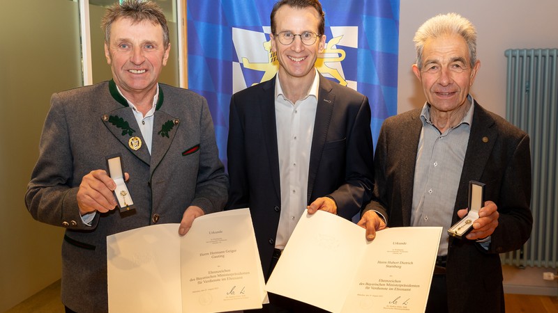 Landrat zeichnet zwei Ehrenamtliche mit Ehrenzeichen des Ministerpräsidenten aus