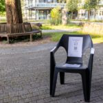 Leere Stühle im Landkreis Starnberg erinnern an Drogentote und machen Hilfsangebote sichtbar
