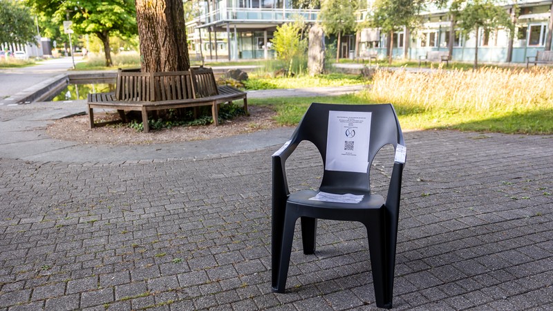 Leere Stühle im Landkreis Starnberg erinnern an Drogentote und machen Hilfsangebote sichtbar