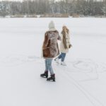 Rutschpartien dokumentiert Winterleben auf zugefrorenen Seen rund um Lech und Ammersee