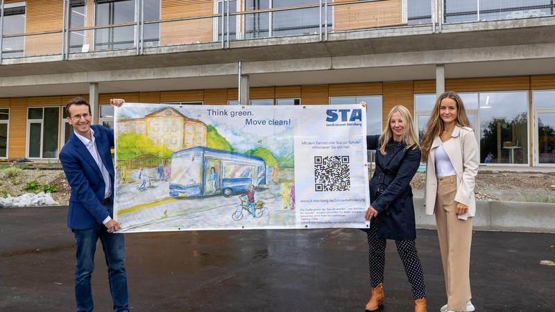 Von Schülern für Schüler: Neues Banner zum „Nachhaltigen Schulweg“ am Gymnasium Herrsching Von Schülern für Schüler: Neues Banner zum „Nachhaltigen Schulweg“ am Gymnasium Herrsching